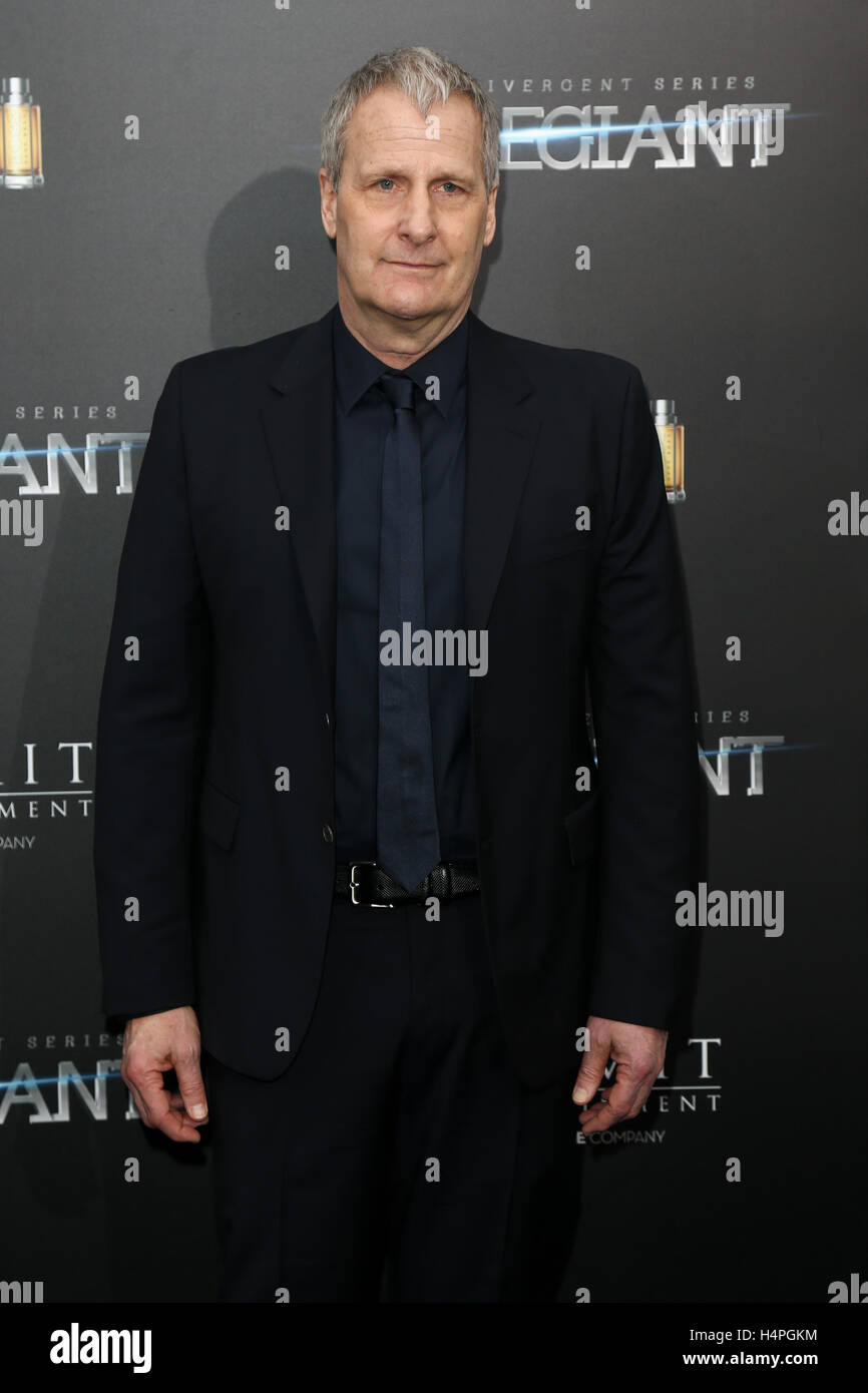 NEW YORK-MAR 14 Acteur : Jeff Daniels assiste à la série 'divergentes : New York' Allegiant premiere dans l'AMC Loews Lincoln Square 13 Theatre le 14 mars 2016 dans la ville de New York. Banque D'Images