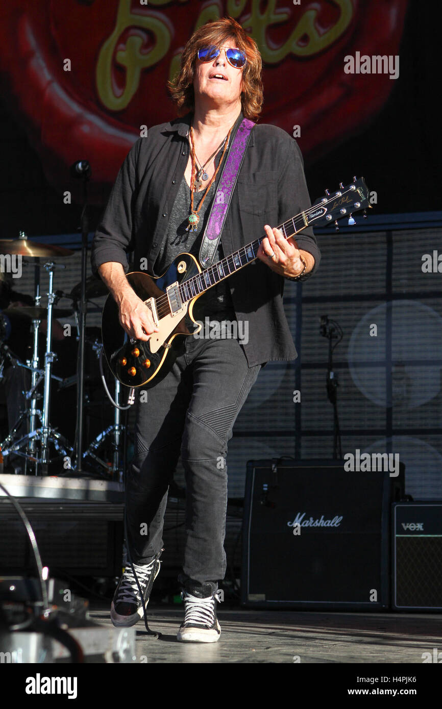 Le guitariste Dean DeLeo de Stone Temple Pilots effectue au Monster Energy 2015 Aftershock Festival à Gibson Ranch County Park le 25 octobre 2015 à Sacramento, Californie. Banque D'Images