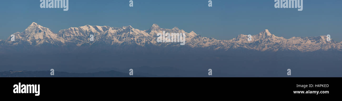 Le puissant Himalaya vu de la route Pangot Nainital , Nandakot Nandadevi, Trishul et pics vu Banque D'Images