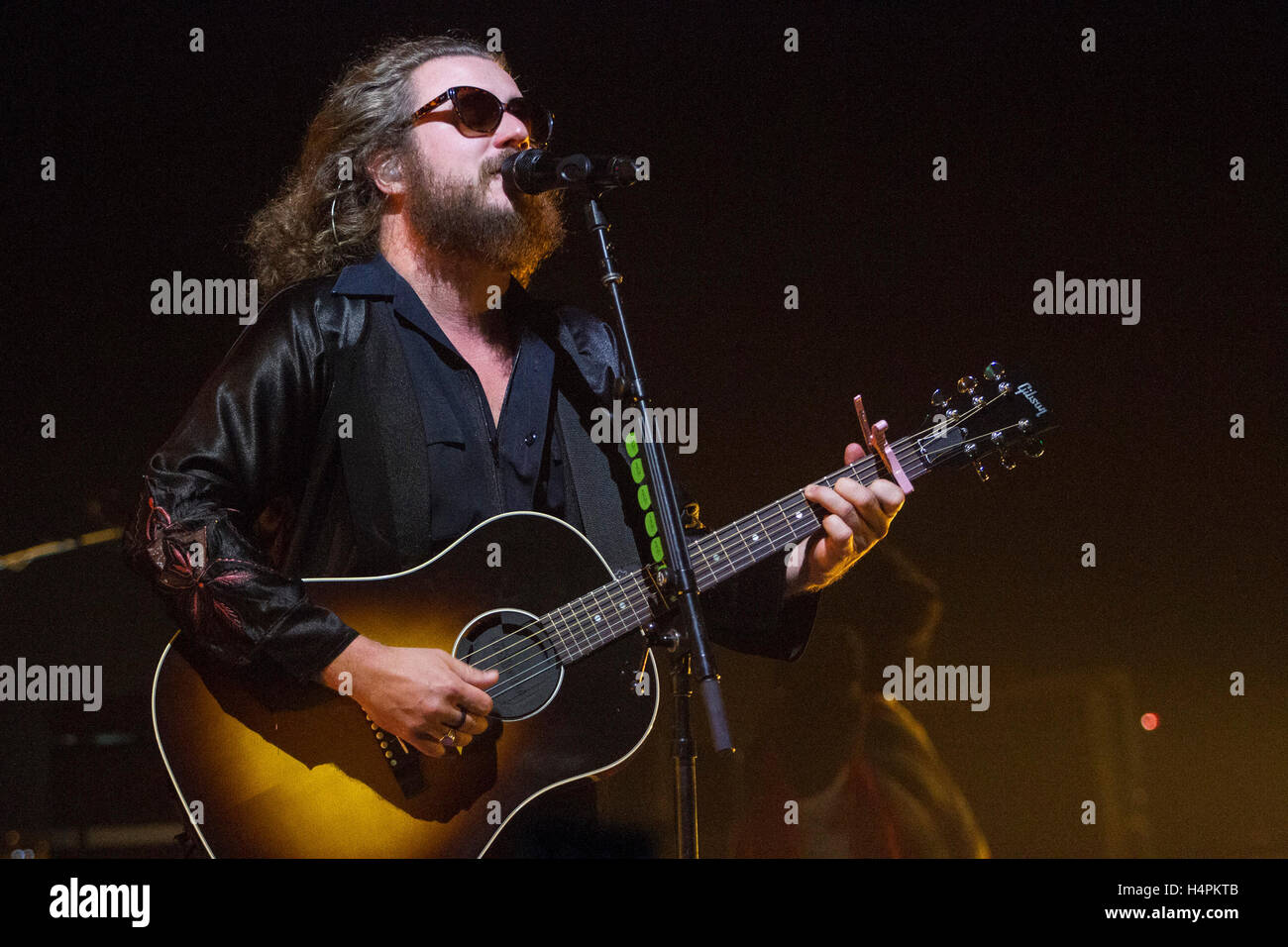 SAN FRANCISCO, CA- OCT 15 : My Morning Jacket chanteur Jim James fonctionne à la Loge maçonnique, le 15 octobre 2015 à San Francisco, Californie (photographie par Christopher Victorio pour la photo l'accès). Banque D'Images