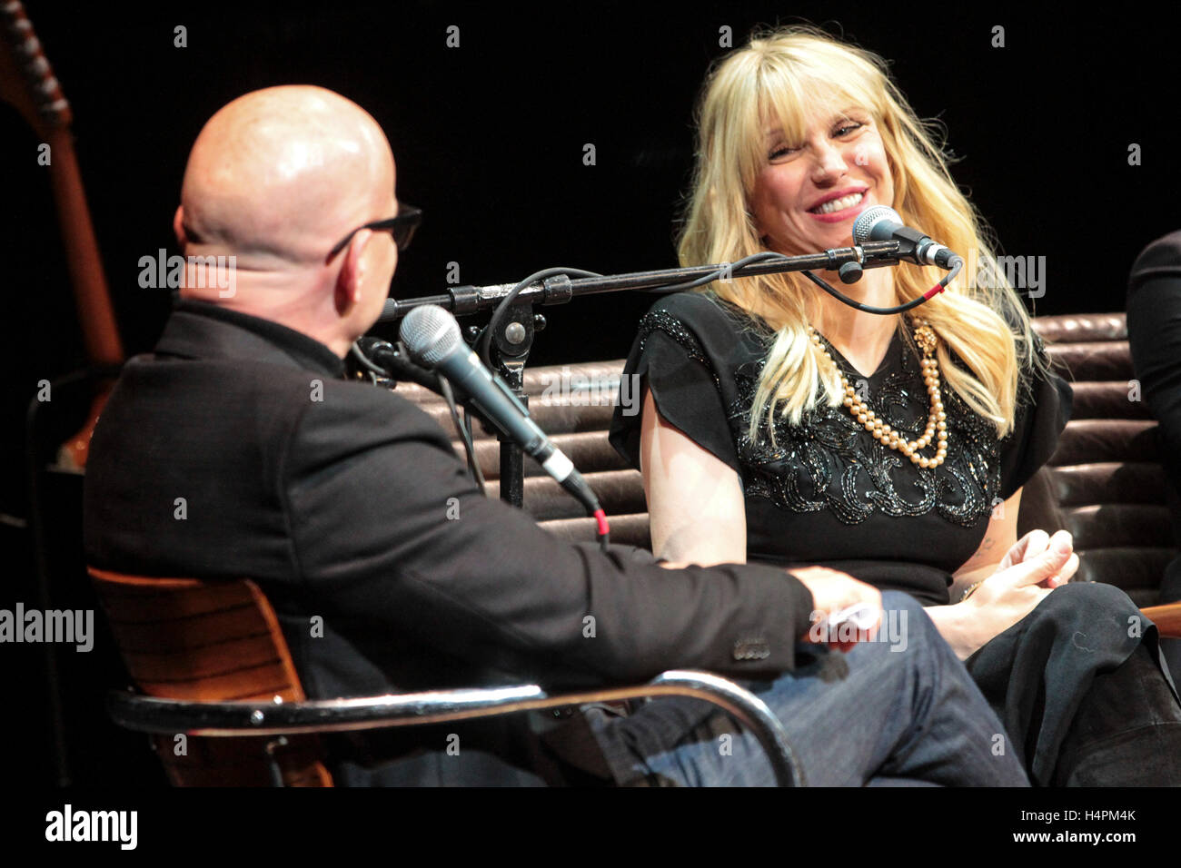 SAN FRANCISCO, CA - 7 mars : (L-R) Théâtre Curran Éditeur à grand Kevin Sessums, musicienne et actrice Courtney Love la parole à l'Curran le 7 mars 2016 à San Francisco, Californie (photographe par Christopher Victorio pour la photo l'accès). Banque D'Images