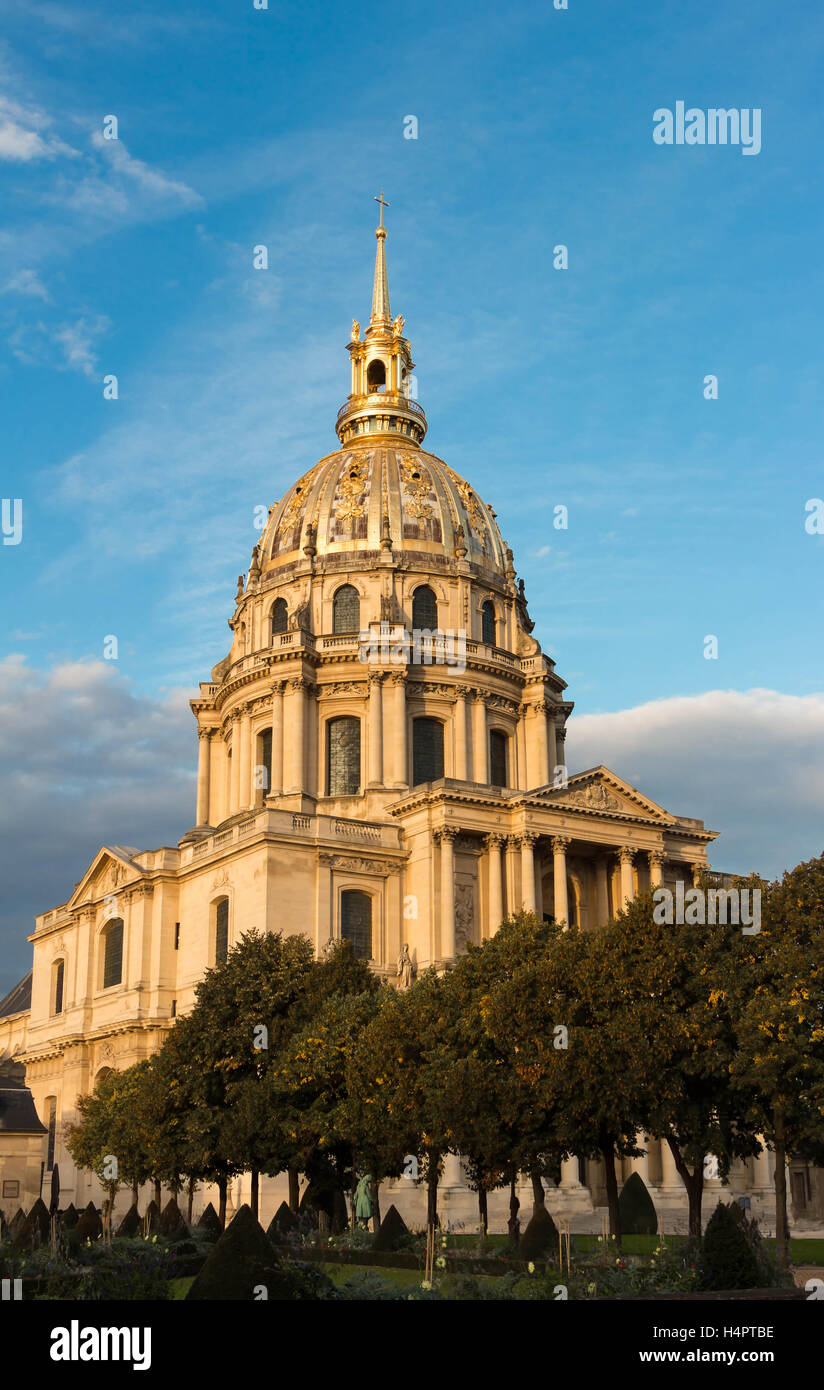 Inspirée par la basilique Saint-Pierre de Rome, le Dôme des Invalides est un des triomphes de l'architecture baroque française. Banque D'Images