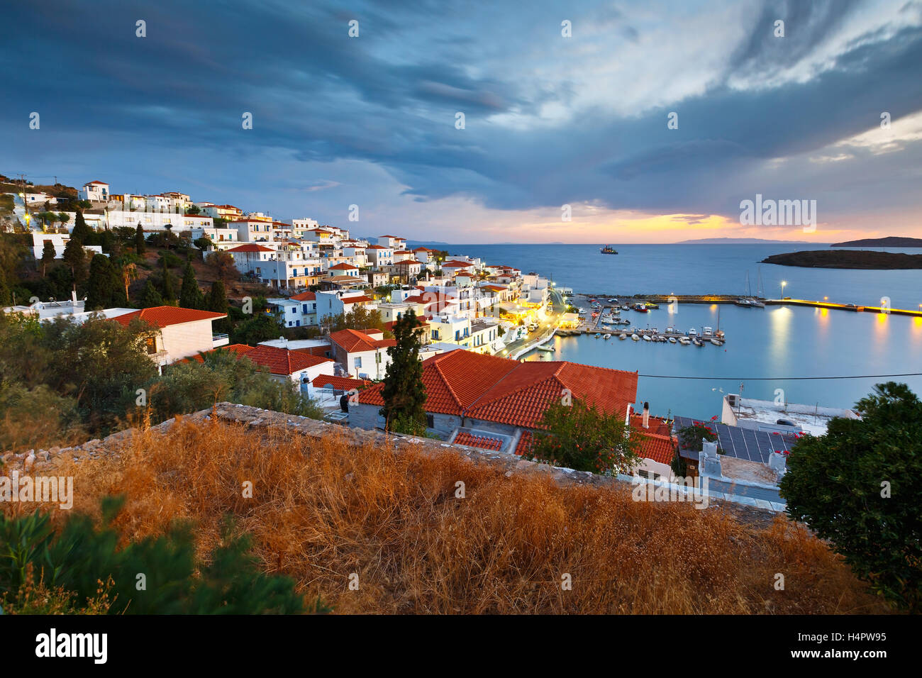 Le village de Batsi, sur la côte de l'île d'Andros en Grèce. Banque D'Images