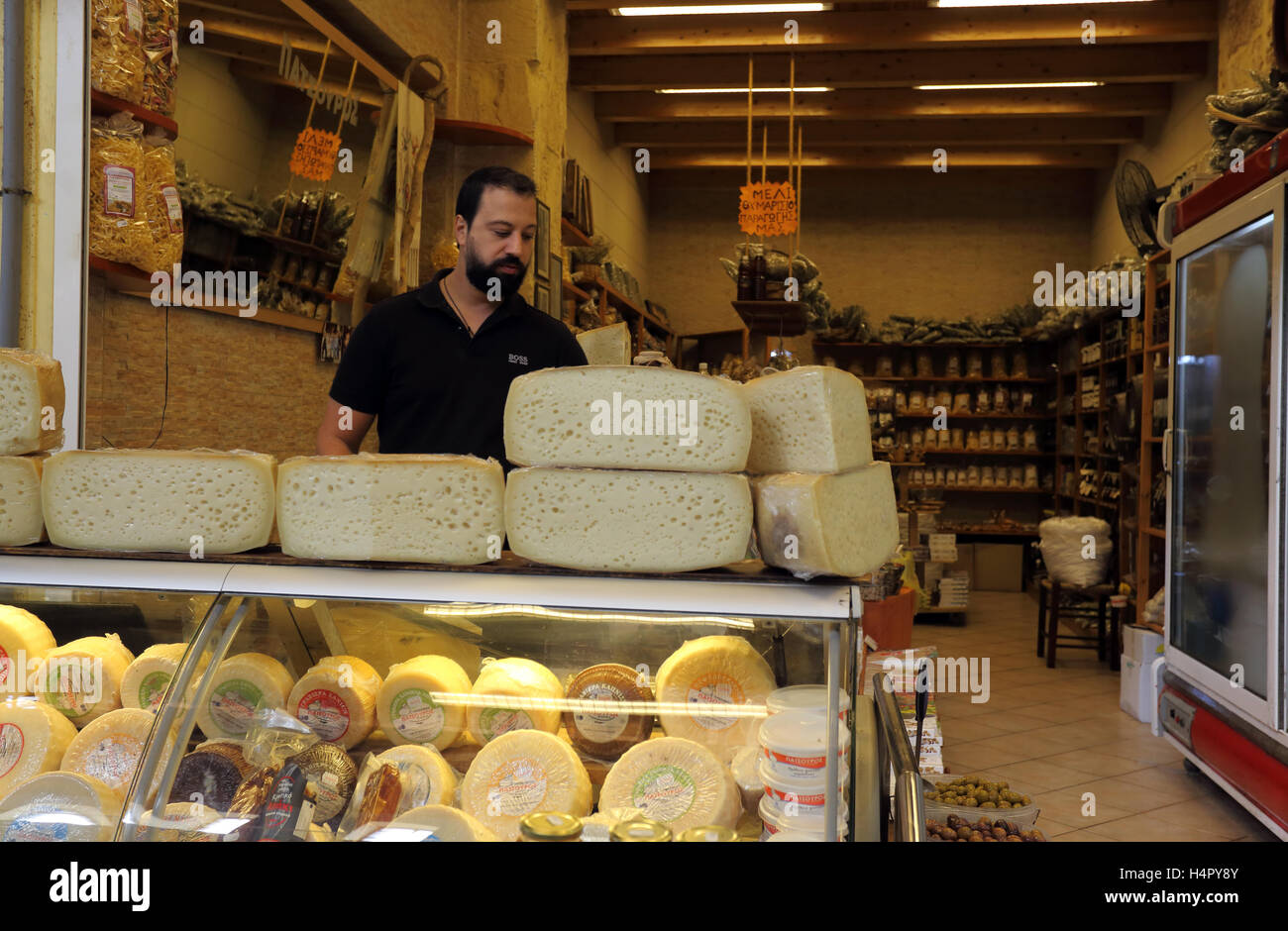 Boutique fromage traditionnel grec à Chania, Crète, du marché local de vente de fromages, miel, olives et autres produits, octobre 2016. Banque D'Images