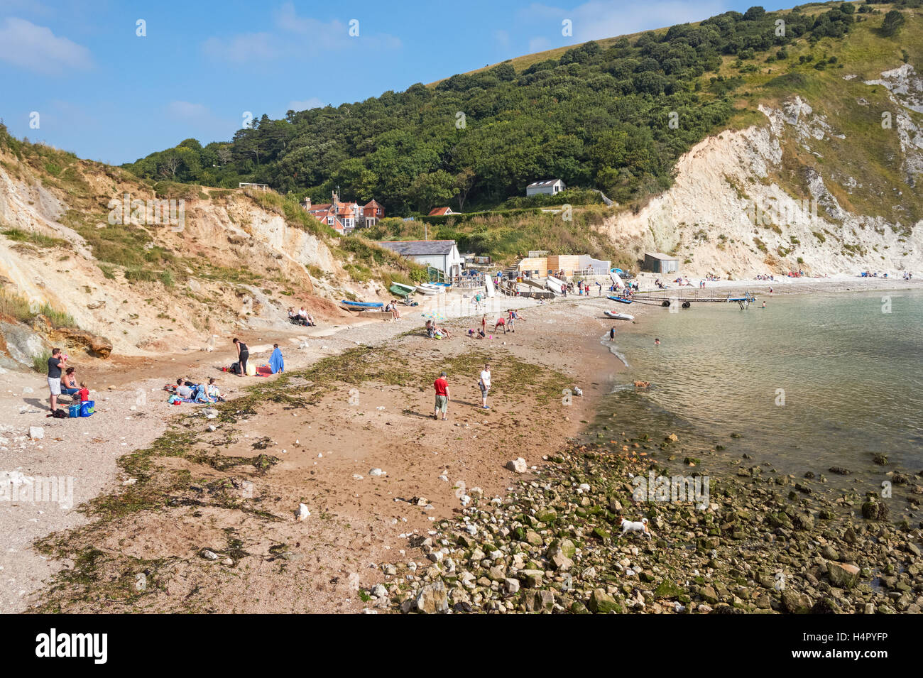 Aux personnes bénéficiant d'une journée ensoleillée à la crique de Lulworth Cove, dans le Dorset, Angleterre Royaume-Uni UK Banque D'Images