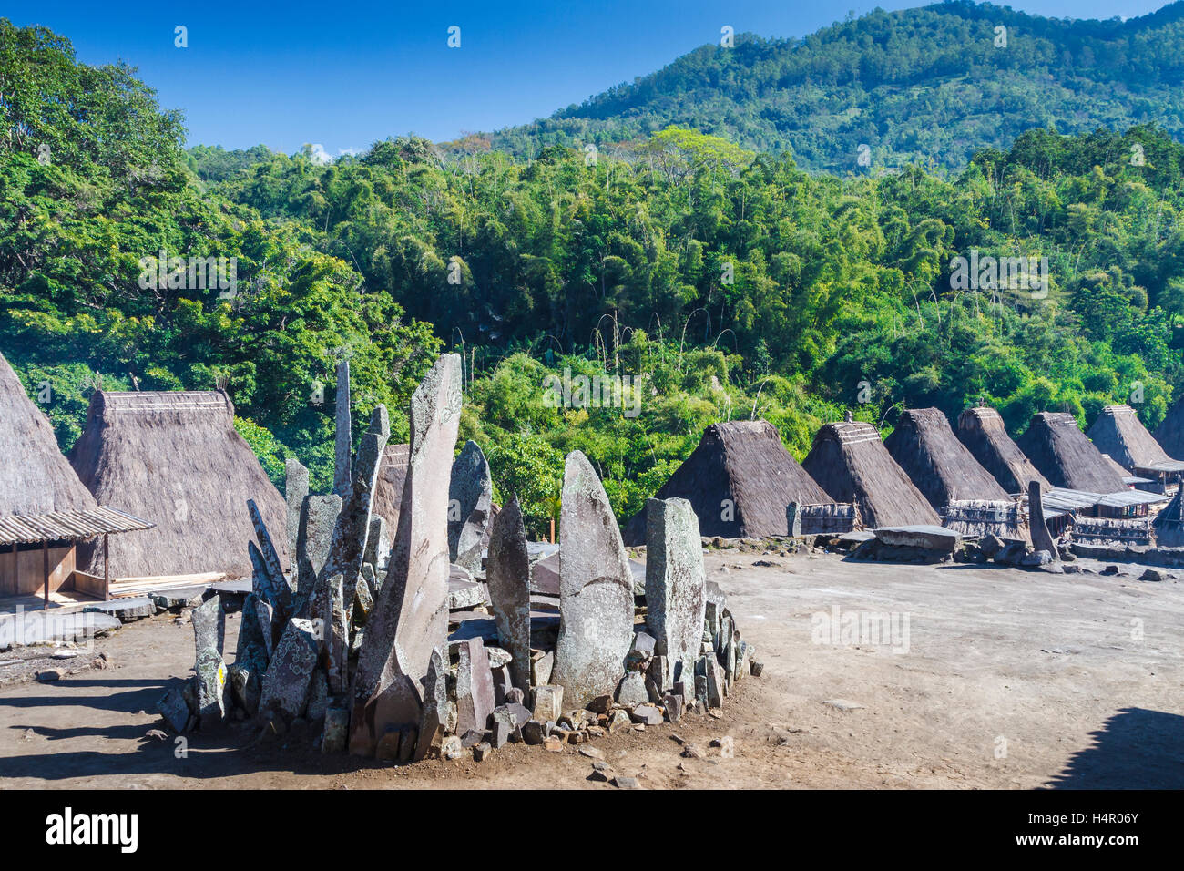 Mégalithe pierres dans un village de l'âge de pierre. Banque D'Images