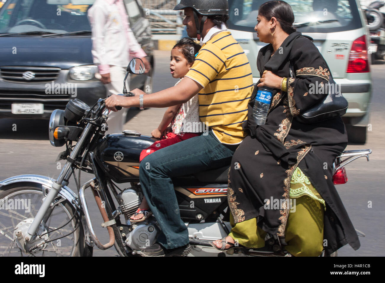 Family riding roulant sur une moto scooter dans le centre d'Ahmedabad,Gujarat. Banque D'Images