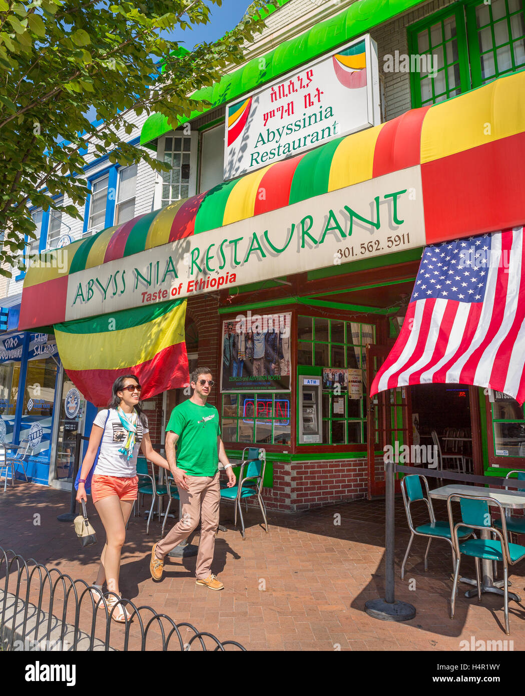 SILVER SPRING, Maryland, Etats-Unis - les gens à pied par l'Abyssinie Restaurant éthiopien sur Georgia Avenue. Banque D'Images