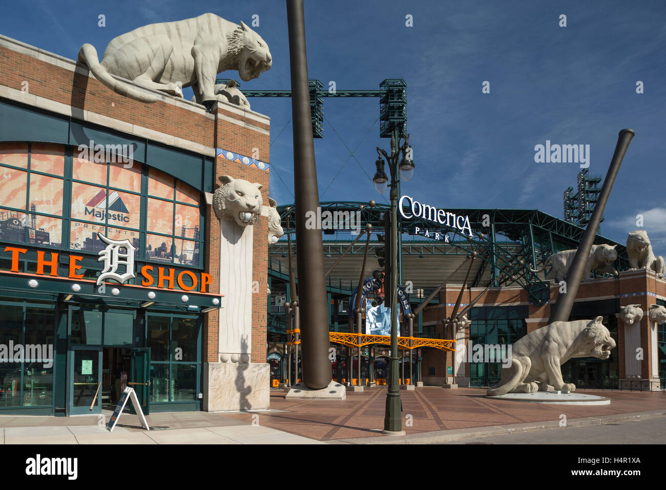Des statues d'entrée TIGER (©2000) MICHAEL KEROPIAN COMERICA PARK BASEBALL STADIUM DOWNTOWN DETROIT MICHIGAN USA Banque D'Images