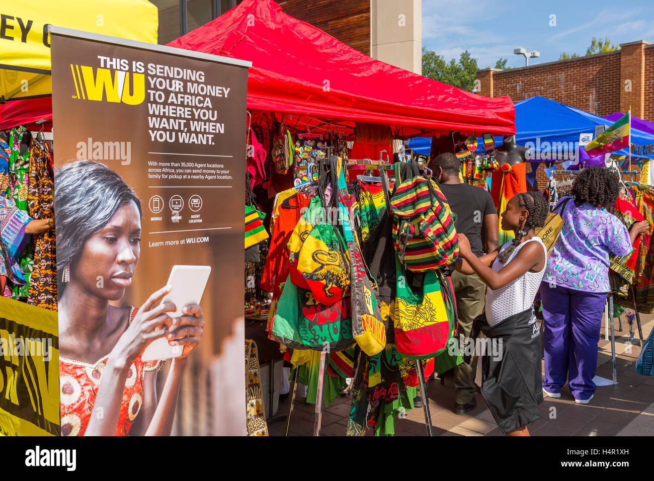 SILVER SPRING, Maryland, USA - stand Western Union et de l'affiche, du vendeur de vêtements de l'Éthiopie au cours de la Journée de l'Éthiopie au Festival Banque D'Images