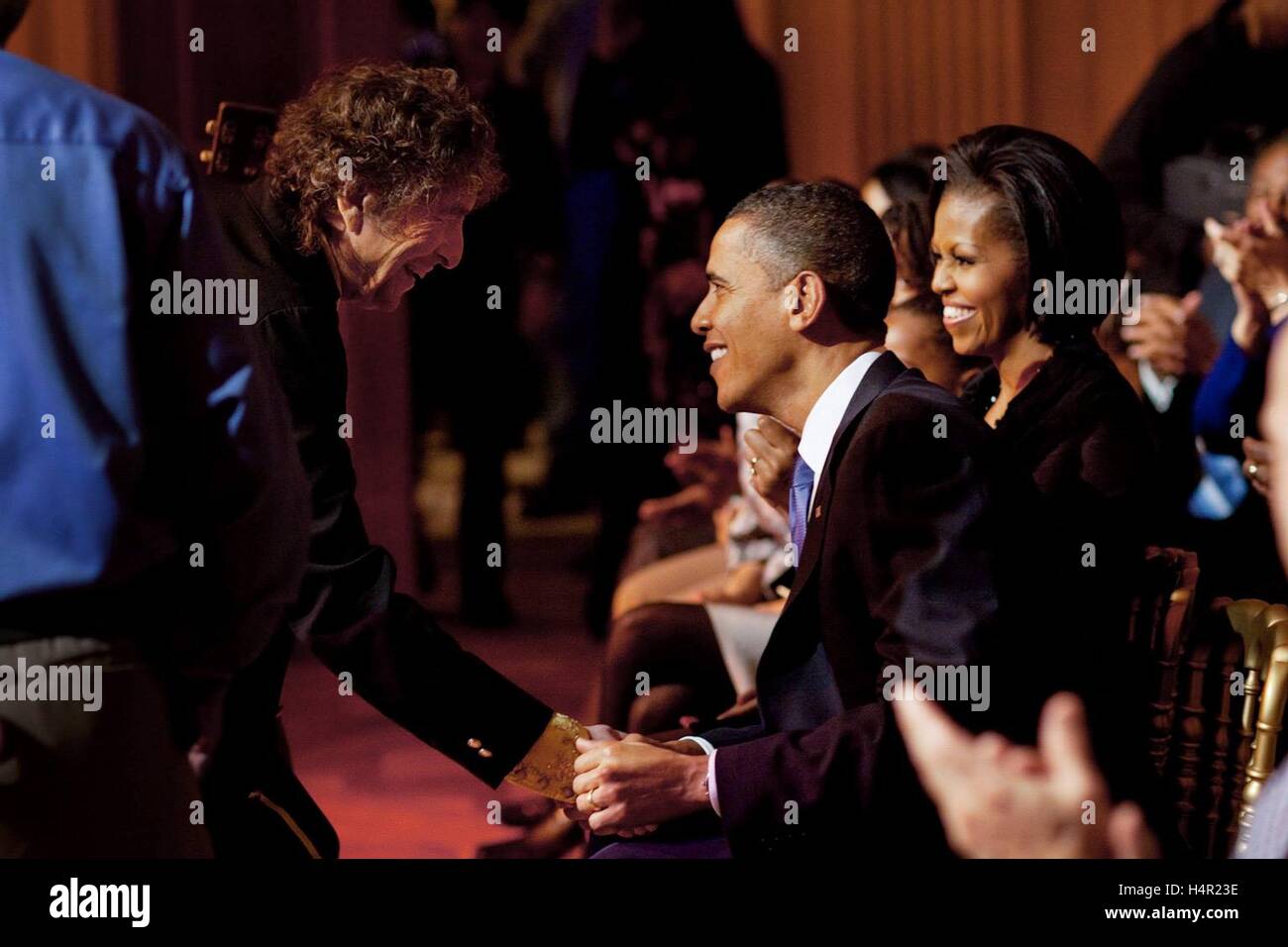 Singer Bob Dylan tend la main pour remercier le président américain Barack Obama et la Première Dame Michelle Obama à la suite de sa performance au cours de la 'en performance à la maison blanche : une célébration de la musique du mouvement des droits civils" concert à l'East Room de la Maison Blanche le 9 février 2010 à Washington, DC. Banque D'Images