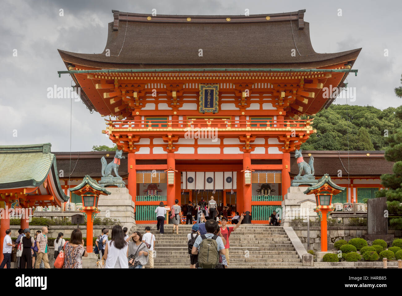 Les gens de monter les marches à Fushimi Inari Taisha temple shintoïste. Banque D'Images