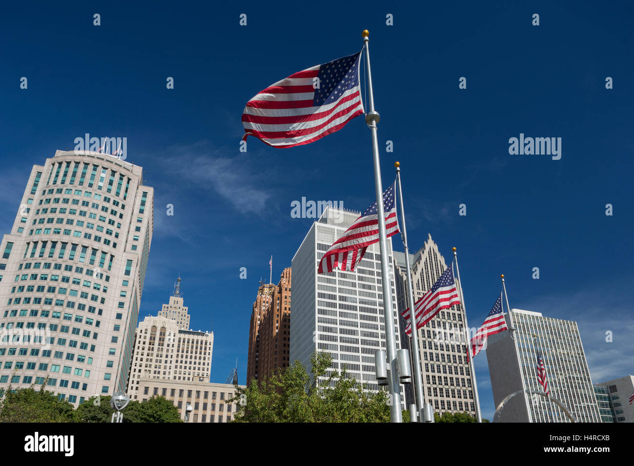 UNITED STATES NATIONAL FLAGS FLYING OVER HART PLAZA DOWNTOWN DETROIT MICHIGAN USA Banque D'Images
