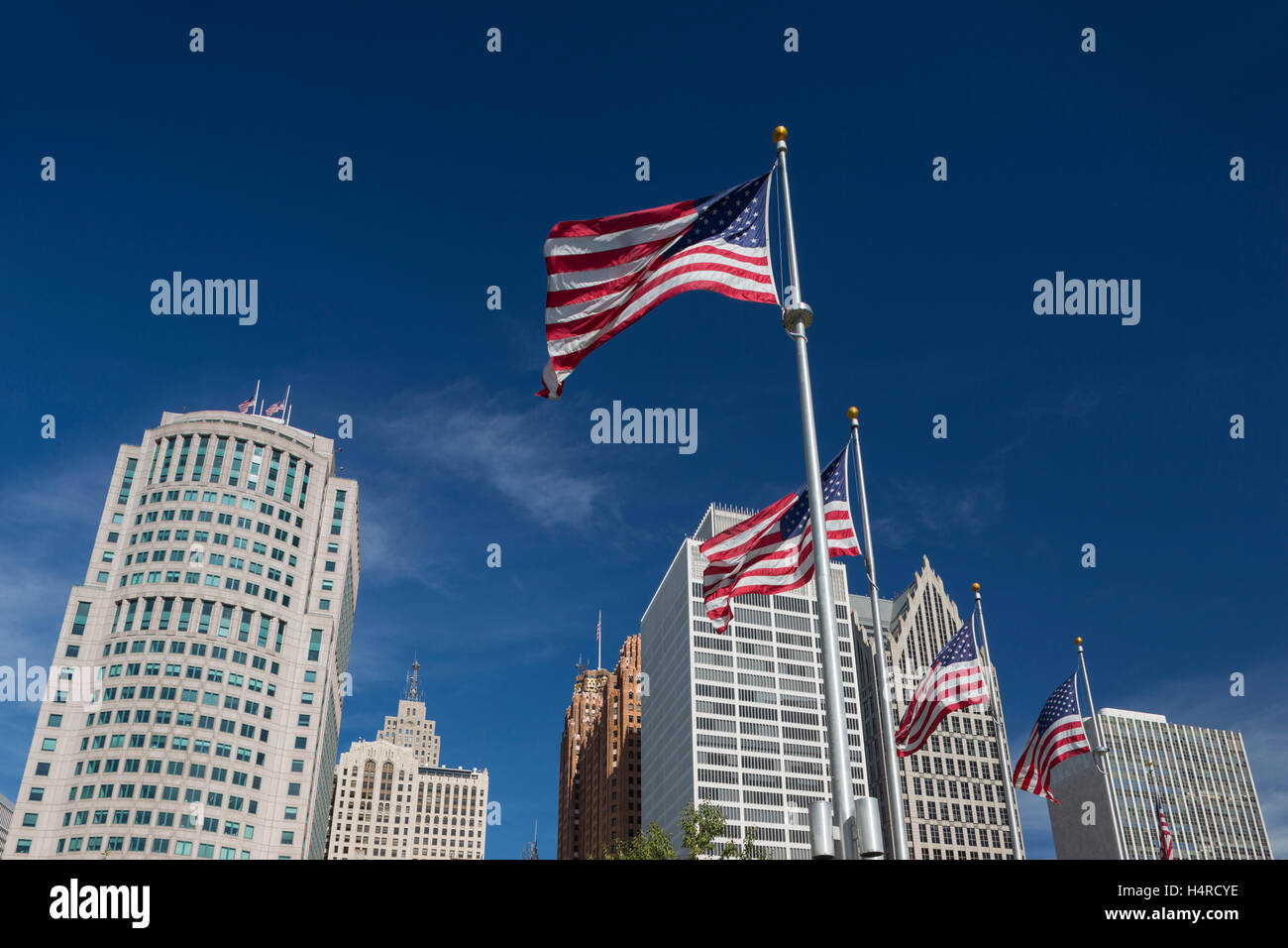 UNITED STATES NATIONAL FLAGS FLYING OVER HART PLAZA DOWNTOWN DETROIT MICHIGAN USA Banque D'Images