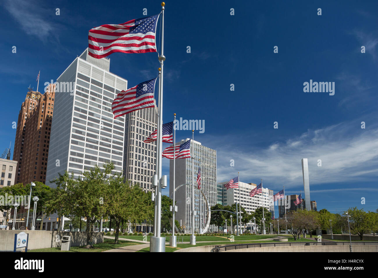 UNITED STATES NATIONAL FLAGS FLYING OVER HART PLAZA DOWNTOWN DETROIT MICHIGAN USA Banque D'Images