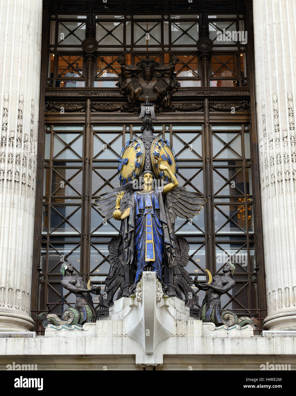 Selfridges La reine de temps Statue, Oxford Street, London, UK Banque D'Images