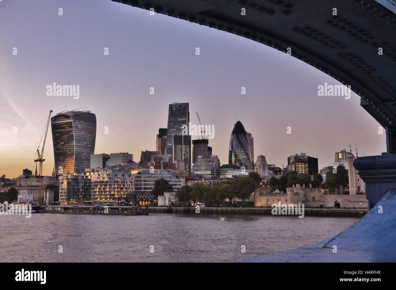 Une vue de la ville, du quartier londonien de Tower Bridge. Banque D'Images