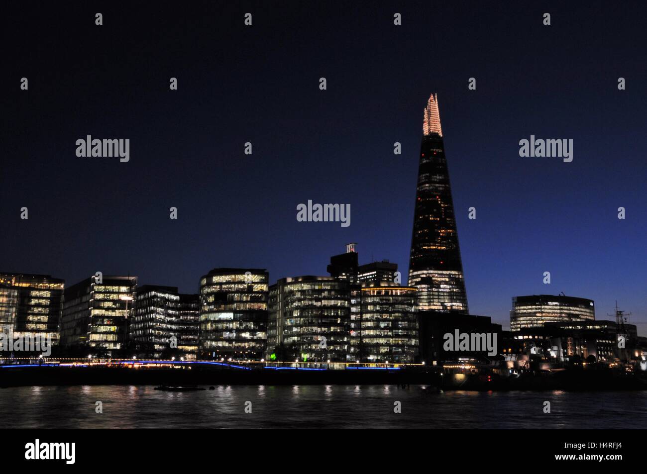 Le Shard et la Tamise, Londres la nuit. Banque D'Images
