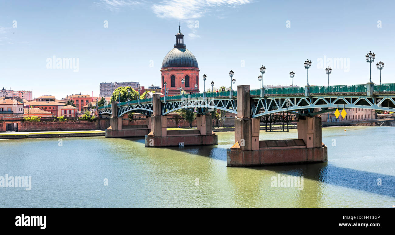 Vue panoramique de Saint-Pierre Pont sur la Garonne et le dôme de la Grave à Toulouse, France Banque D'Images