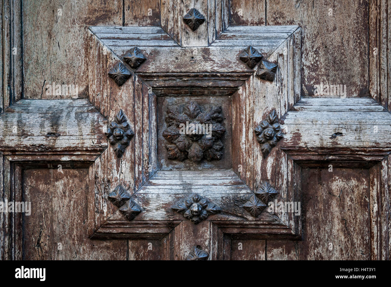 Vieille porte en bois ouvragé détail de l'église des Jacobins à Toulouse, France. Banque D'Images