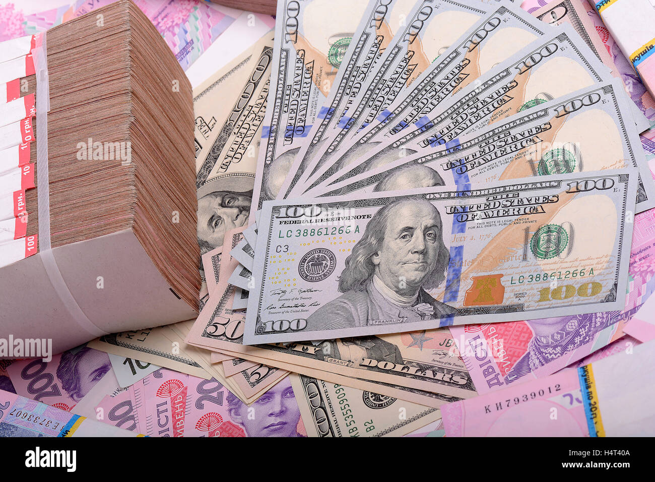 One hundred dollar bill sur l'arrière-plan d'hryvnia ukrainien Banque D'Images