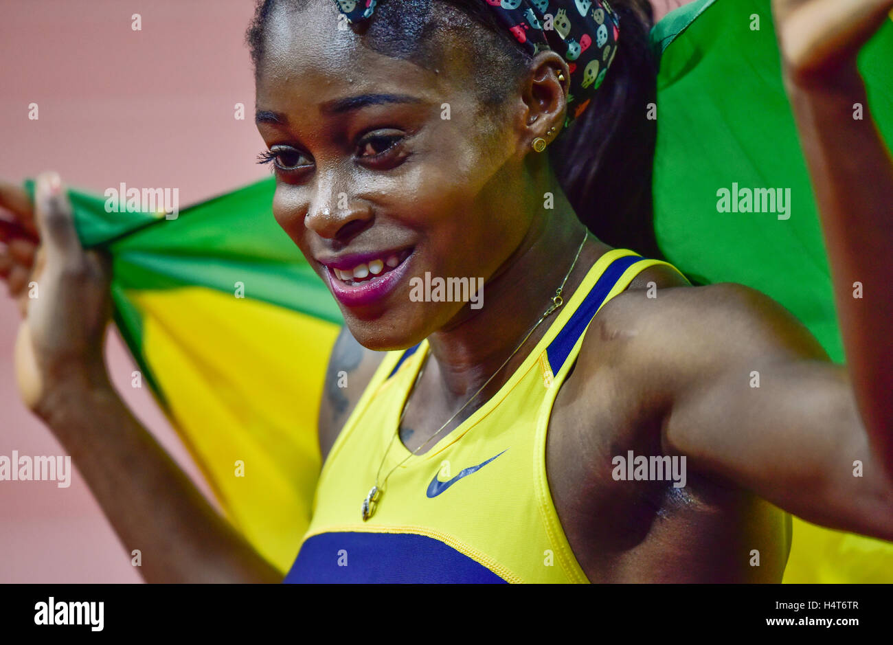 Zurich, Suisse - le 3 septembre 2015 : Le sprinter jamaïcain Elaine Thompson pose avec le drapeau jamaïcain après avoir remporté le women's 100m la chaleur à la Zurich 2015 IAAF Diamond League meeting d'athlétisme. Banque D'Images