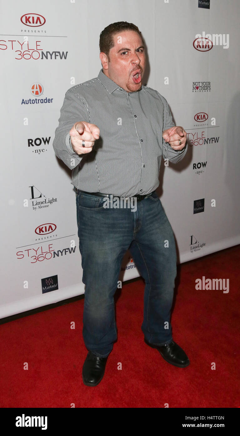 NEW YORK-SEP 14 : Victor Cruz assiste à l'Us Weekly célèbre Fashion Week au style KIA360 à Row NYC le 14 septembre 2015 à New York. Banque D'Images