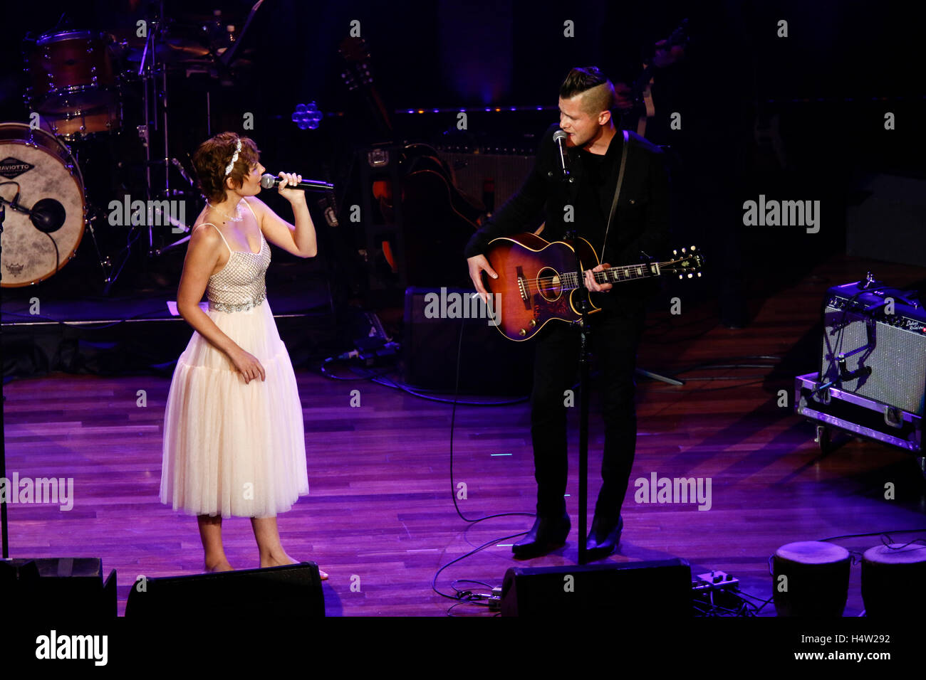 Clare Bowen et Brandon Robert Young au Nashville pour l'Afrique événement au Ryman Auditorium de Nashville, Tennessee. Banque D'Images