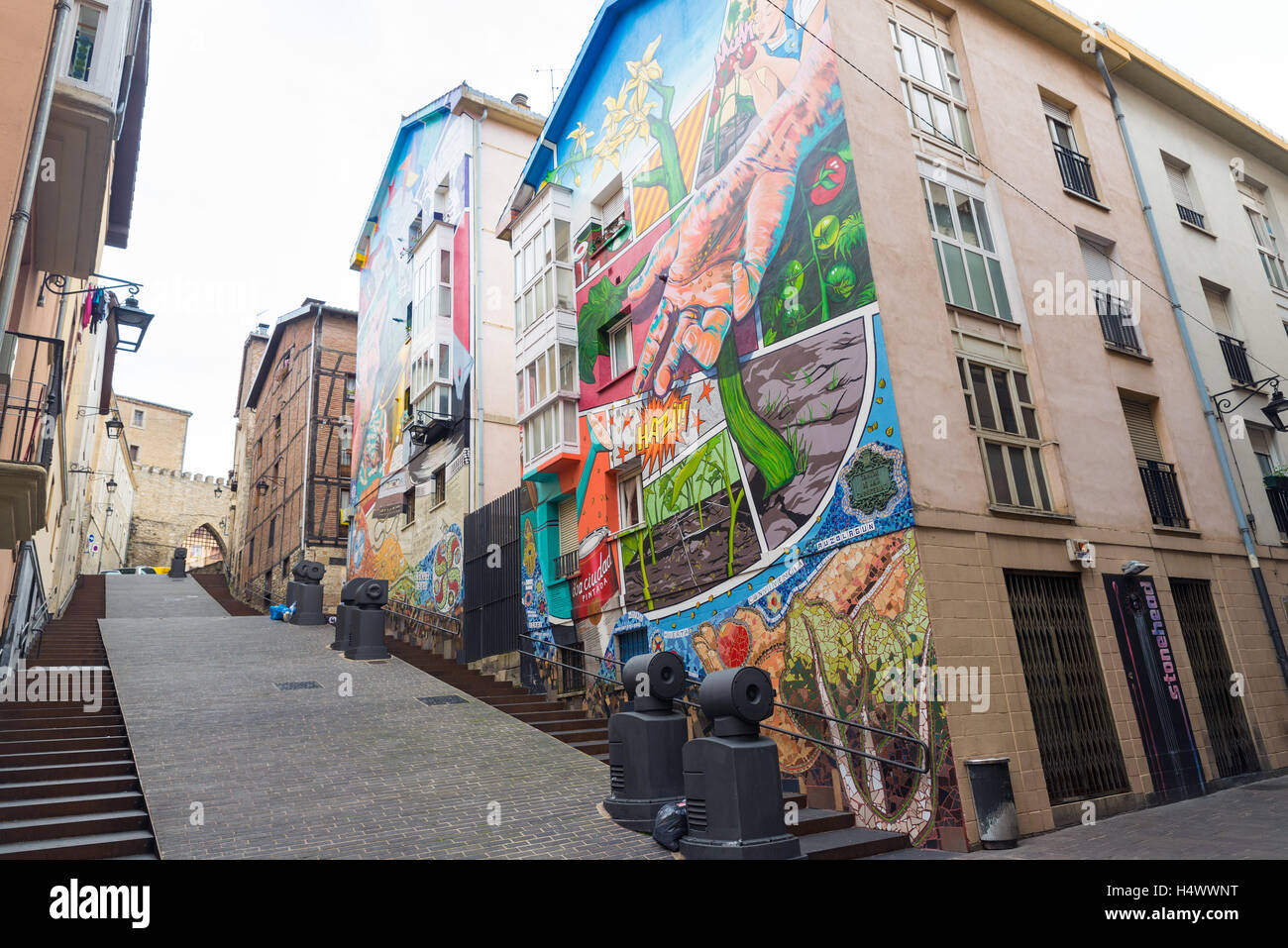 VITORIA-GASTEIZ, ESPAGNE - 16 octobre 2016 : Peinture murale de maisons du circuit à Vitoria, Espagne. L'IMVG crée des murales sur les th Banque D'Images