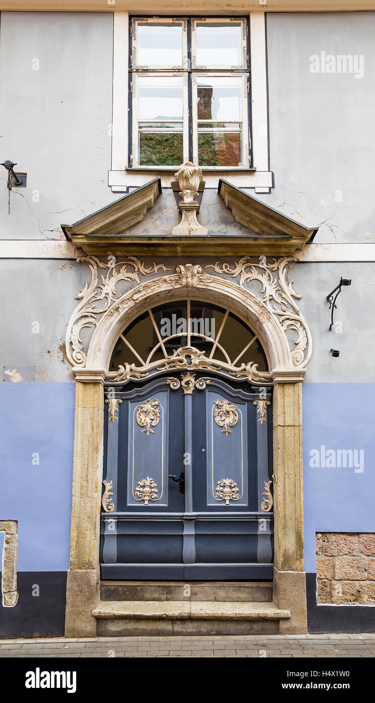 La porte de la vieille maison avec des décorations en stuc Banque D'Images