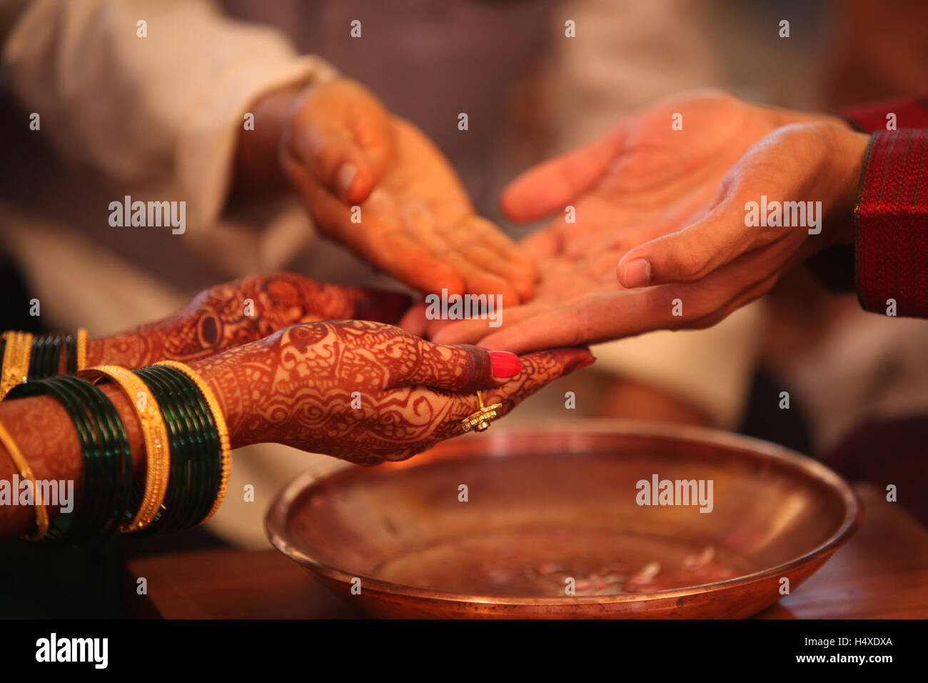 Les mains de la mariée et le marié dans un mariage hindou traditionnel ritual Banque D'Images
