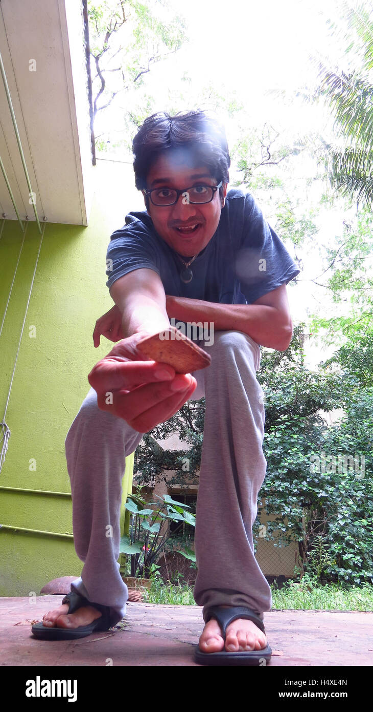 Une image métaphorique d'un chien d'obtenir un pot-de-biscuit du propriétaire Banque D'Images