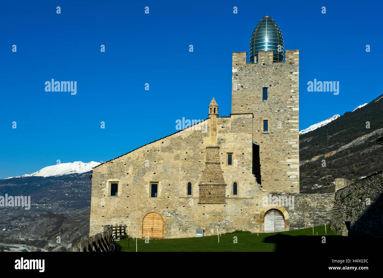 Château de l'évêque avec dôme en verre par Mario Botta, Loèche, Valais, Suisse Banque D'Images