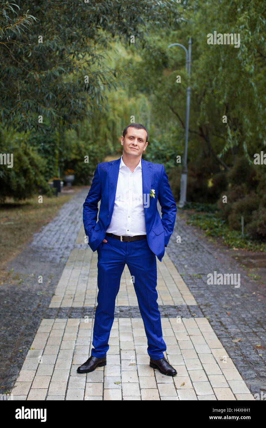 Le marié dans un costume bleu Banque D'Images