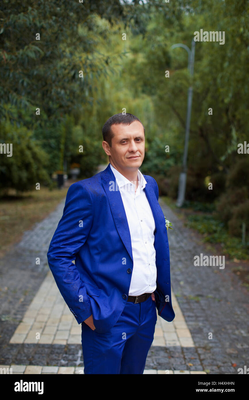 Le marié dans un costume bleu Banque D'Images