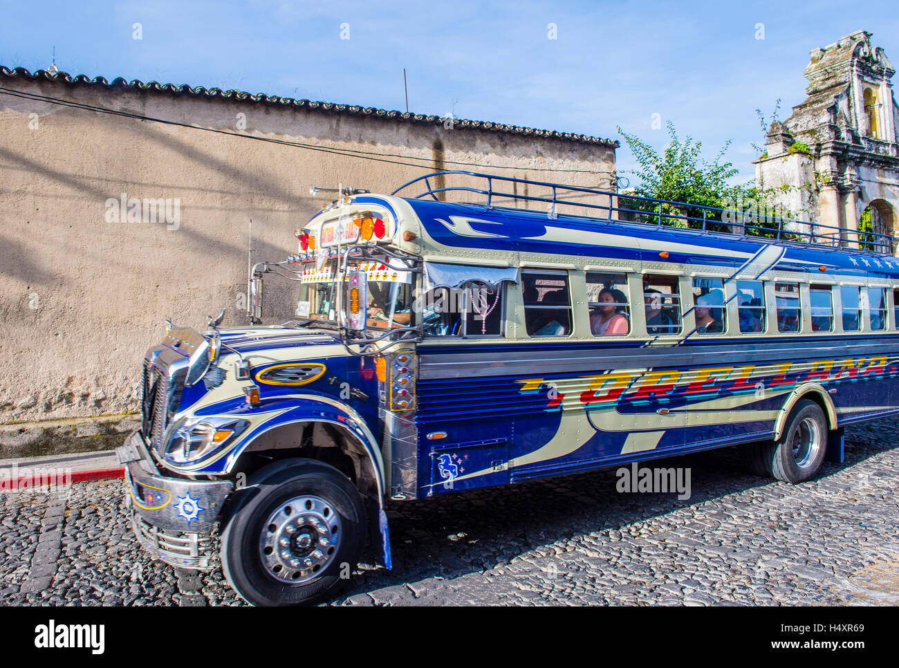 ANTIGUA, GUATEMALA - 31 juillet : un bus de poulet guatémaltèque typique à Antigua, Guatemala, le 31 juillet 2015. C'est un bus de poulet nom f Banque D'Images