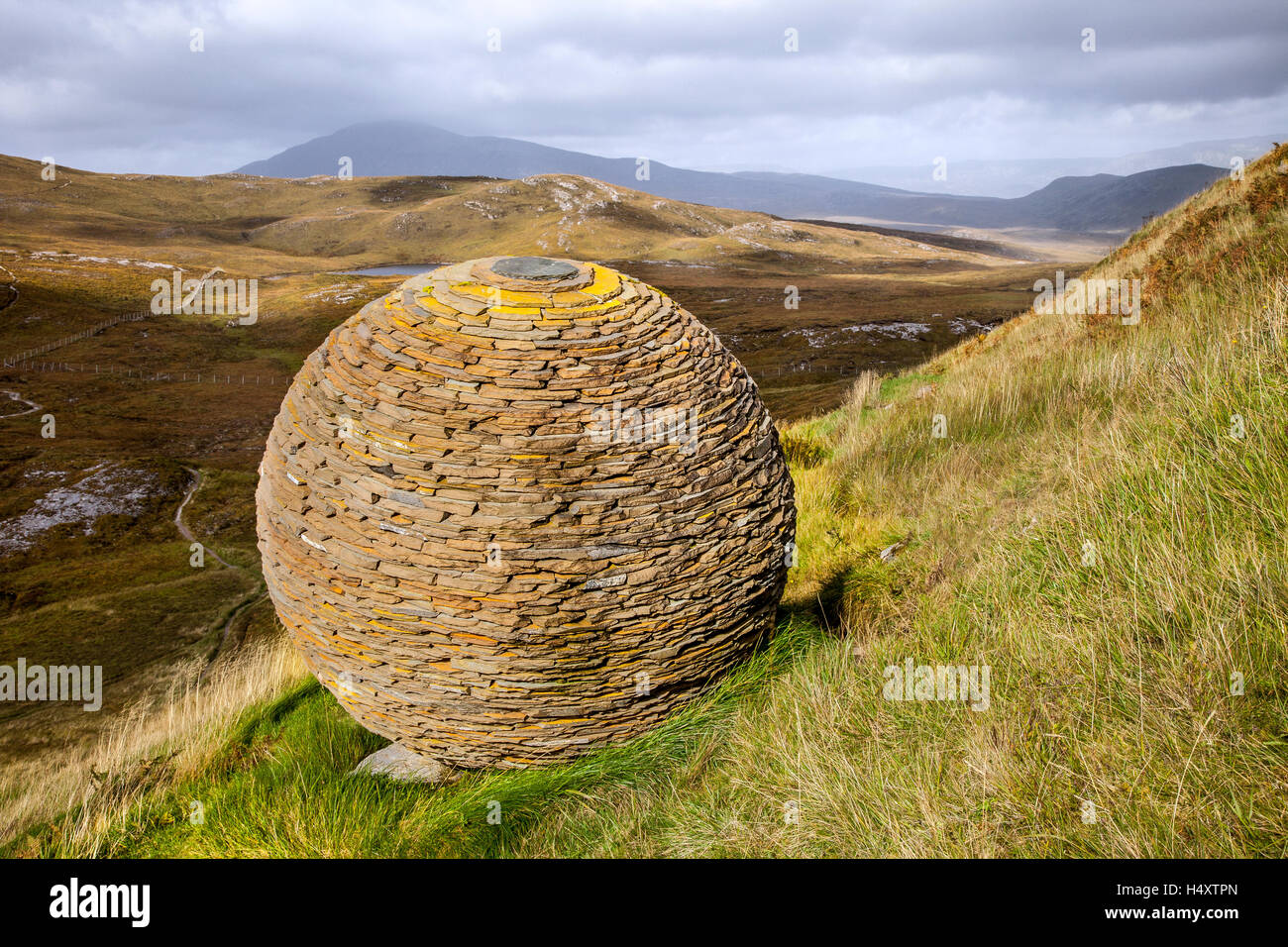 Knockan Crag Globe Sculpture Reserve Naturelle Nationale Creag A Chnocain Tearmann Nadair Highlands Du Nord Ouest Ecosse Royaume Uni La Reserve Naturelle Nationale Knockan Crag Se Trouve Dans Le Parc Geoparc Des Highlands Du Nord Ouest Dans La