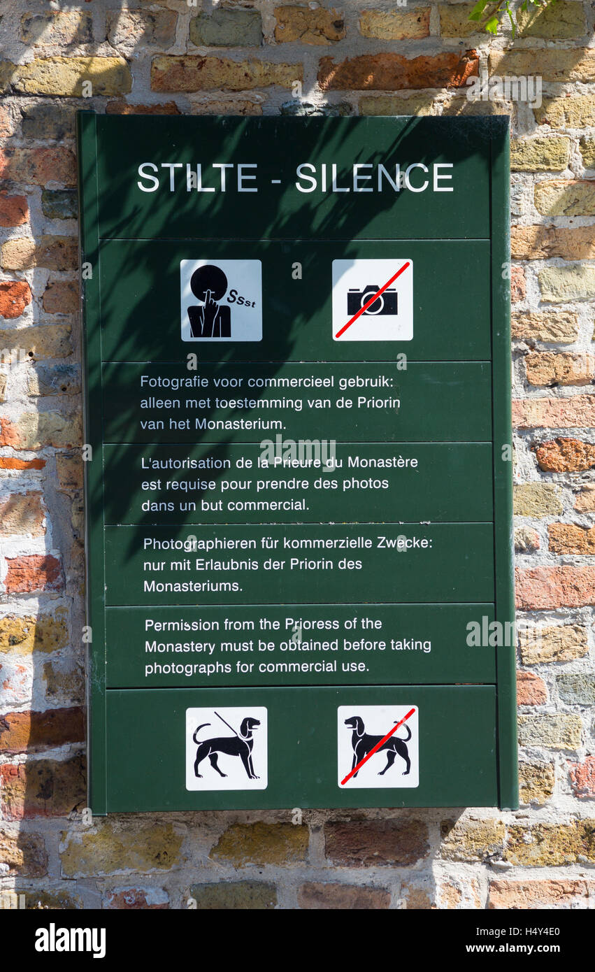 L'avis de Begijnhof, Bruges qui demande le silence et pas de la photographie commerciale. Banque D'Images