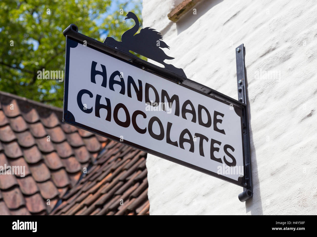 Vieux métal signe pour chocolat artisanal shop dans Walstraat, Bruges, Belgique Banque D'Images