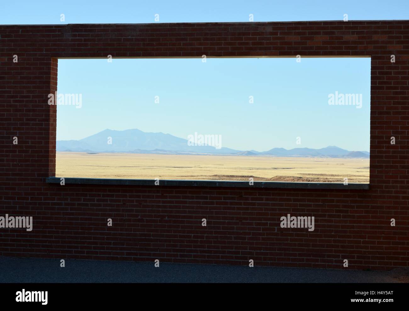 Fenêtre en brique, Meteor Crater, vue du sud-ouest de désert, montagnes à distance, arides, secs, chauds, Arizona, USA Banque D'Images
