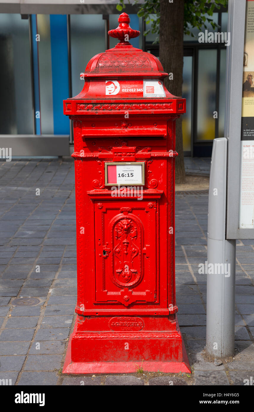 Boîte rouge dans Zuidzandstraat, Bruges, Belgique Banque D'Images