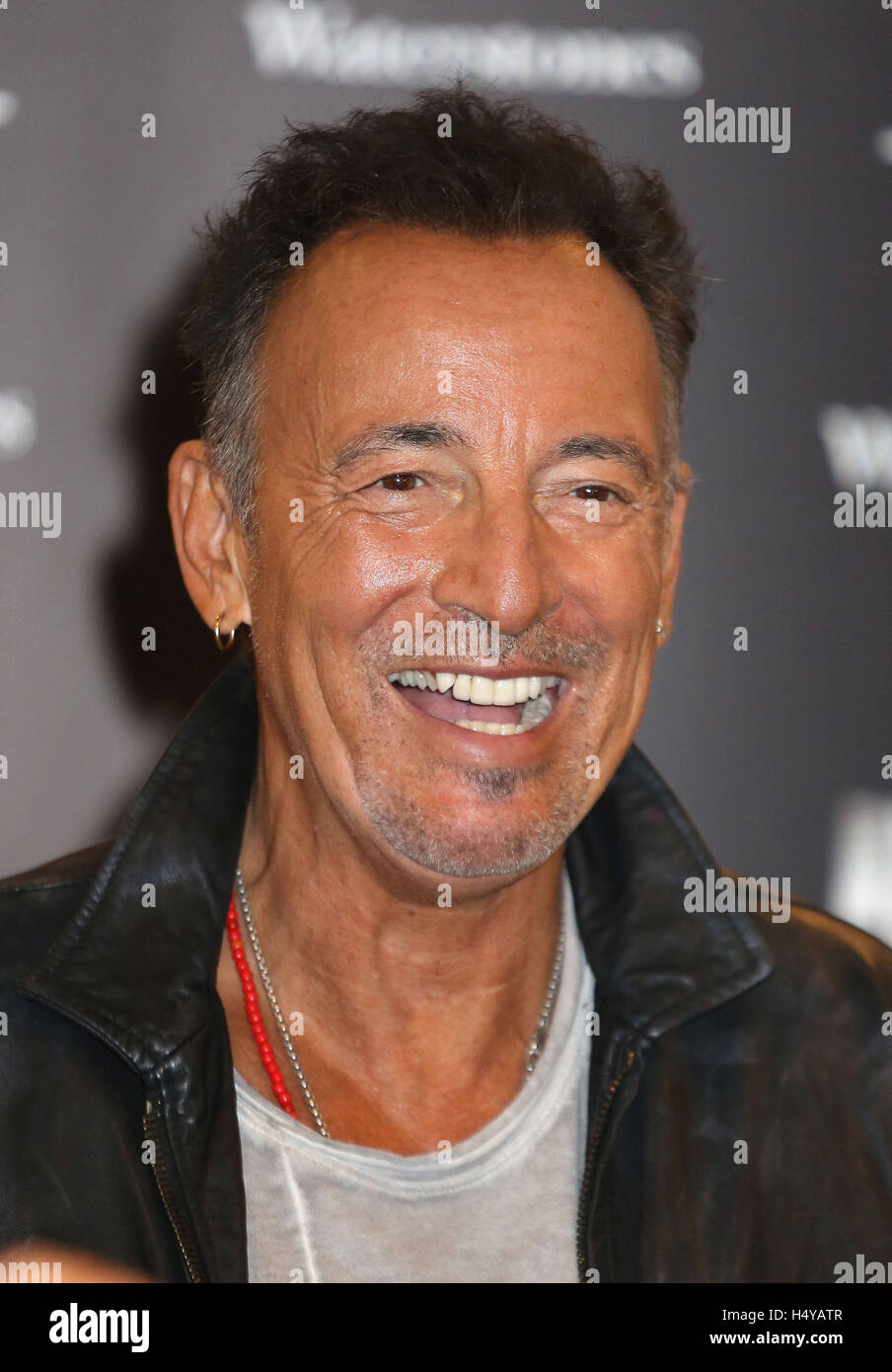 Bruce Springsteen lors d'une signature de son nouveau livre 'Born to run' à Waterstones, Piccadilly à Londres. Banque D'Images