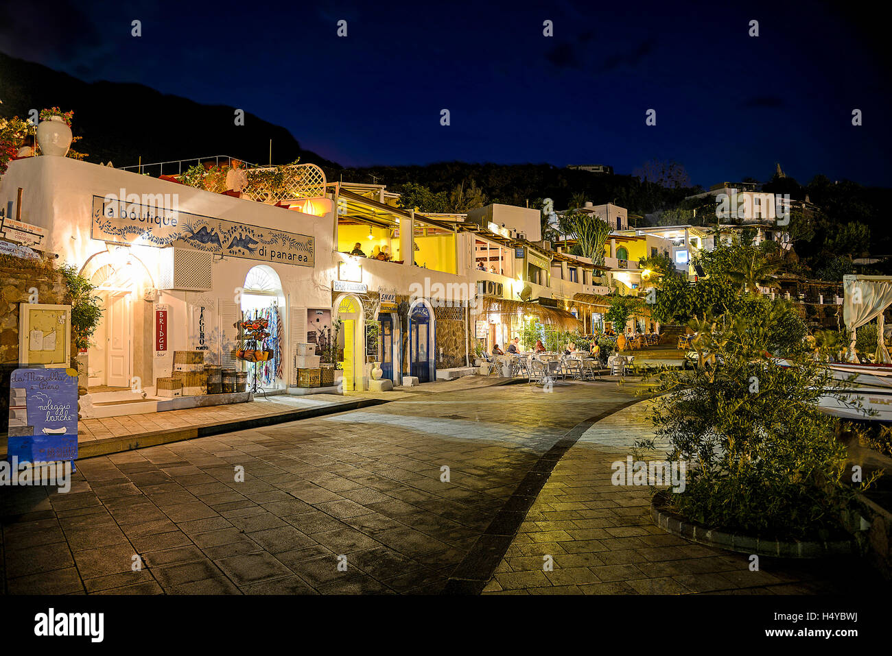 Italie Sicile Iles Eoliennes Panarea Vue de nuit sur le port de San Pietro Banque D'Images
