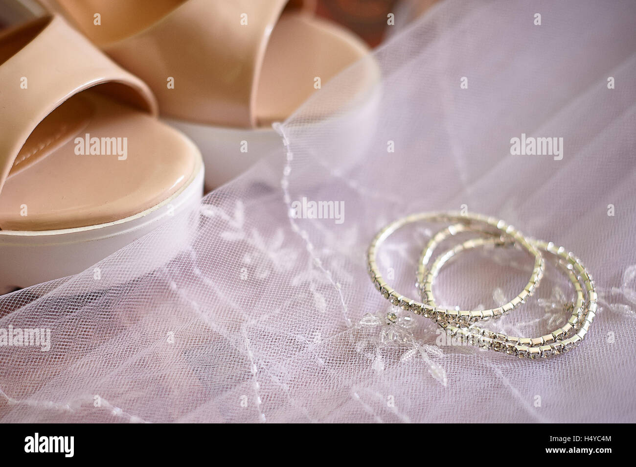 Chaussures de mariée et accessoires de mariage sur fond d'un voile Banque D'Images