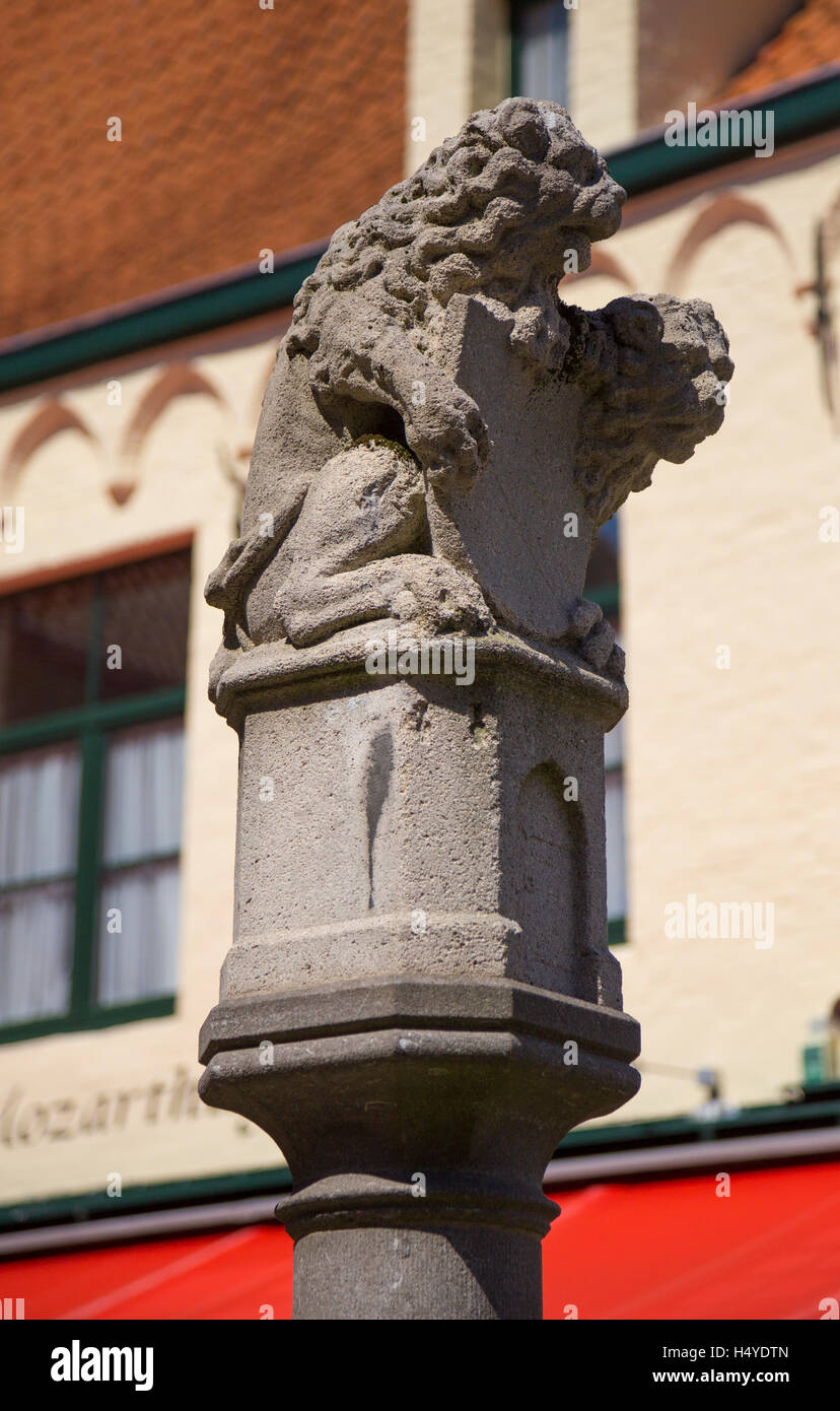 Dans Huidenvettersplein Square est une colonne supportant deux lions et l'emblème de la tanneurs. Banque D'Images