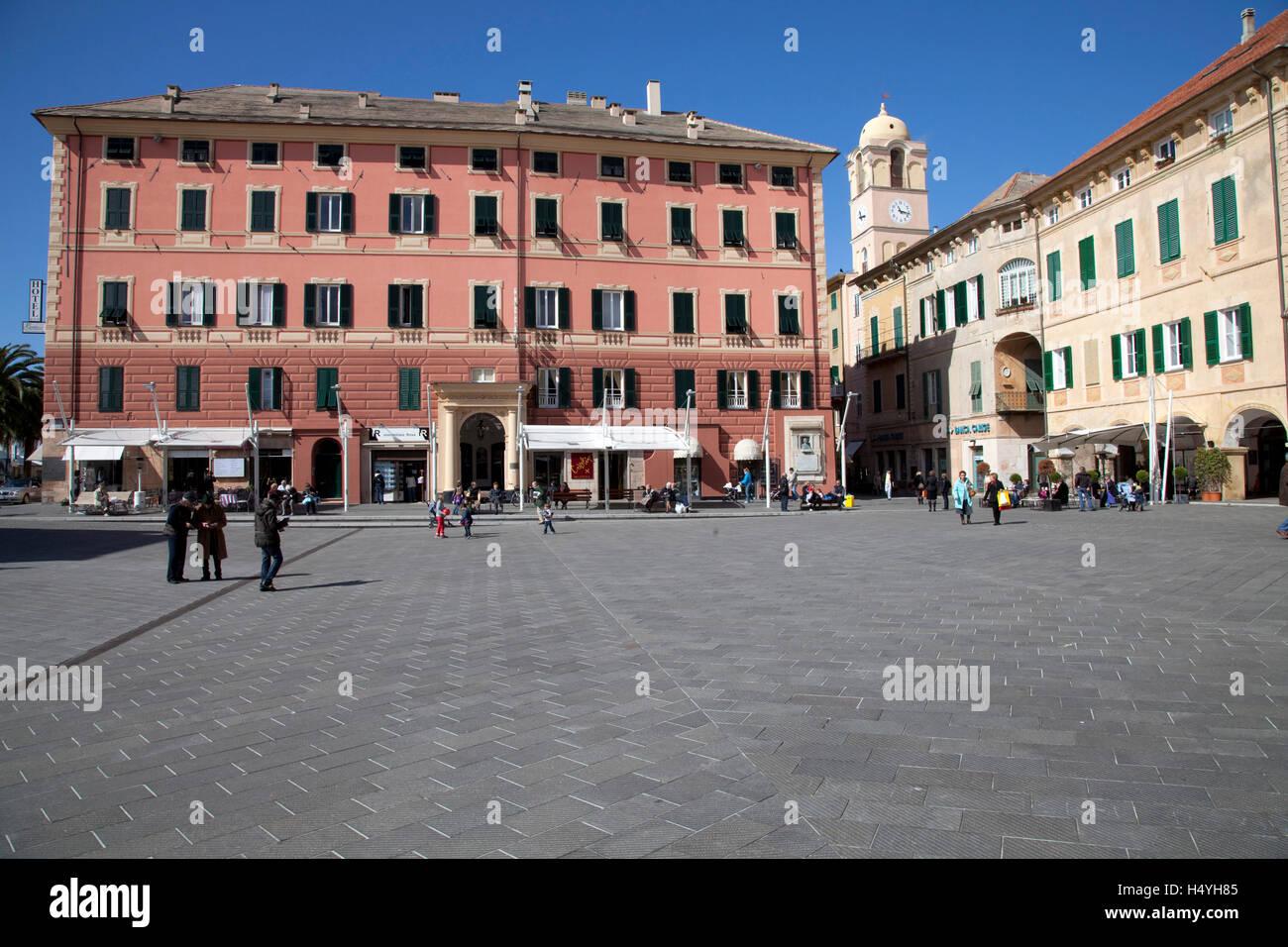 Piazza Vittorio Emanuele II square, Finale Ligure, d'Azur, Ligurie, Italie, Europe Banque D'Images