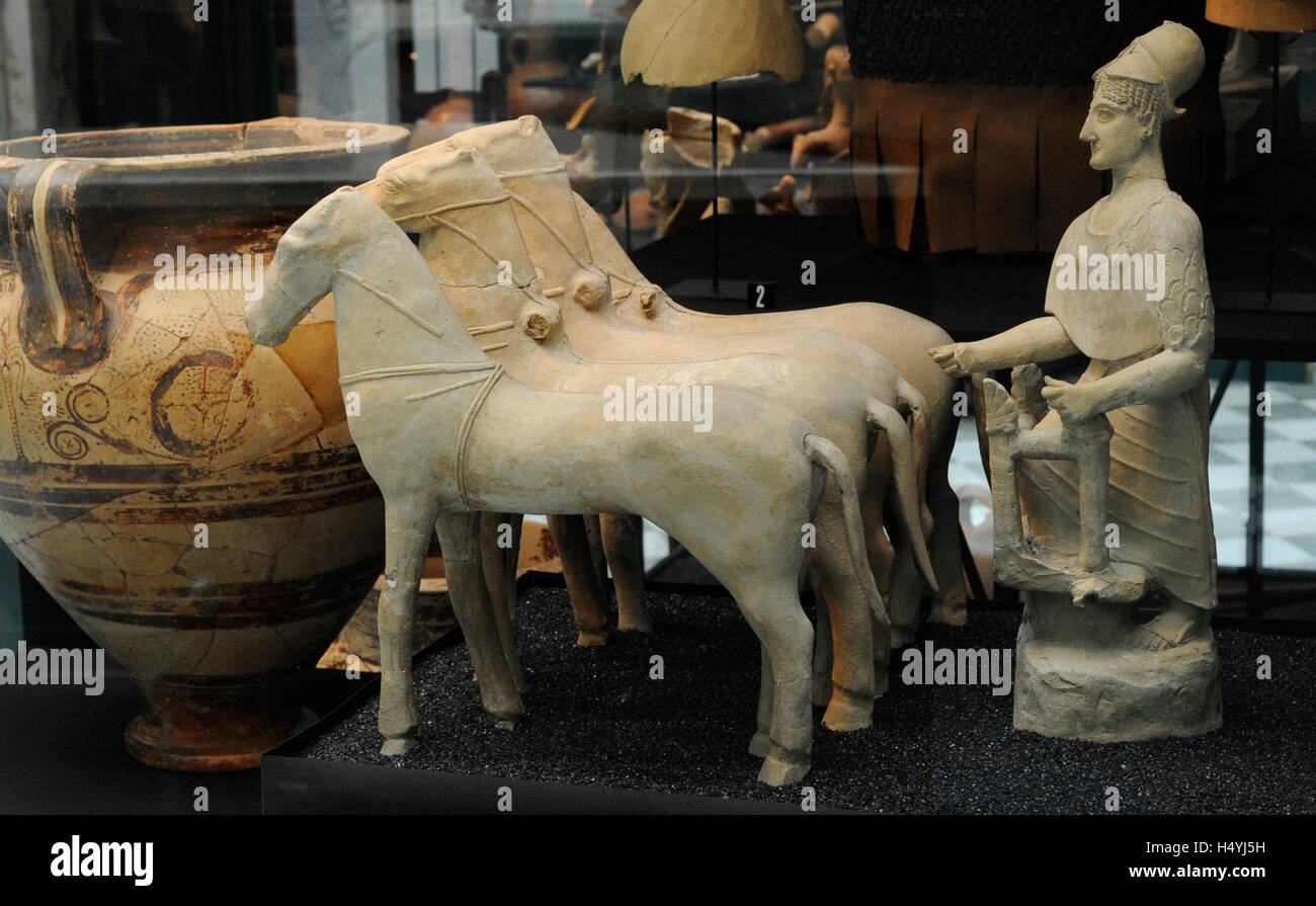 Athena le montage d'un char à quatre chevaux. Ca. 510-460 BC. Terre cuite. De Mersinaki, Chypre. Musée d'antiquités orientales et méditerranéennes. Stockholm. La Suède. Banque D'Images