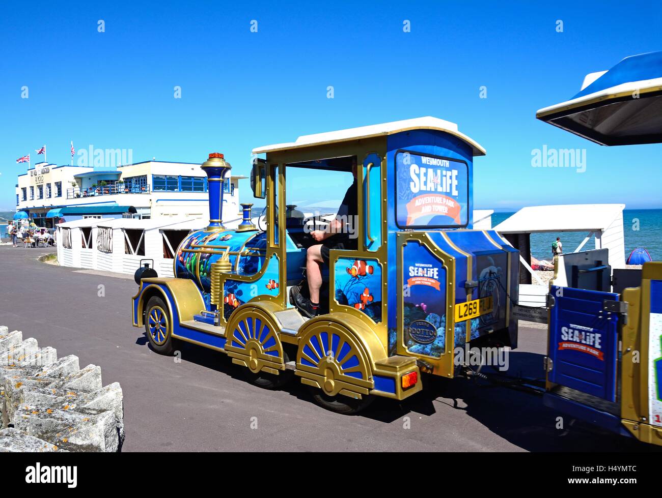 Train touristique en direction de la jetée Kiosque le long de l'Esplanade, Weymouth, Dorset, Angleterre, Royaume-Uni, Europe de l'Ouest. Banque D'Images