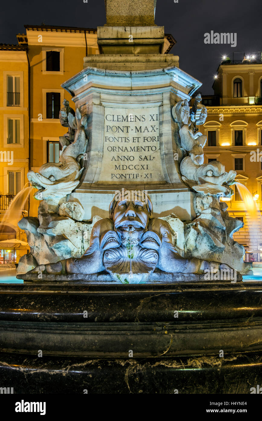 Vue nocturne de la fontaine sur la Piazza della Rotonda, Rome, Latium, Italie Banque D'Images