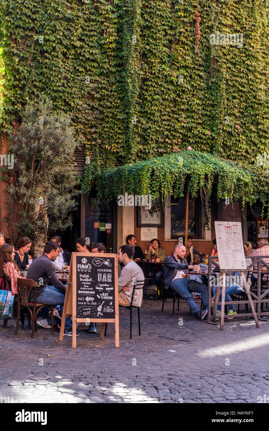 Les touristes assis au bar à Trastevere, Rome, Latium, Italie Banque D'Images
